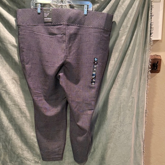 Torrid Black and Gray Checkered Capris - Picture 1 of 5